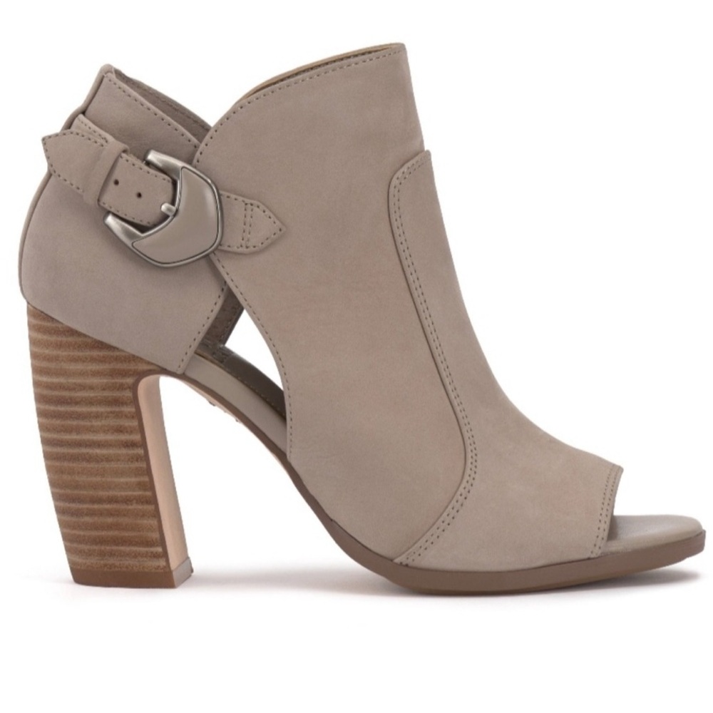 NWT VINCE CAMUTO Bernida Peep Toe Sandals - Dovetail size 8.5m. New in box